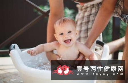 要用香皂、沐浴乳或是沐浴胶来洗通通可行,只要适合自己的肌肤,并找到独特的男人味那Ok罗!