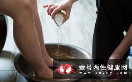 坚持泡脚可以治疗老人的风湿吗 用什么泡